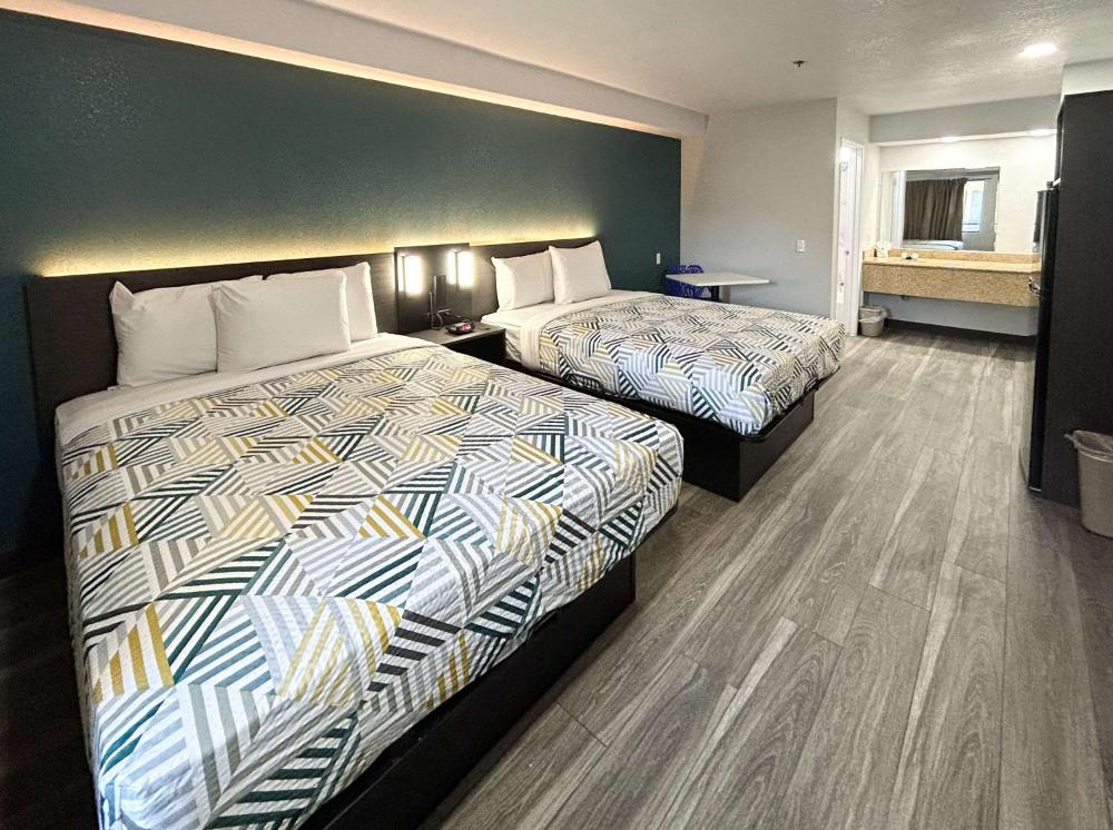 2 Queen Beds | Mobil Access RI Shr Nsmk Ktchn interior